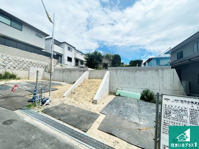 枚方市楠葉野田　第2期　新築一戸建ての前面道路含む現地写真|周辺は落ち着いた街並みの住宅地！子育てがしやすい住環境です！まだ未完成ですが、現地でしかわからない事もございます。是非一度ご覧ください。