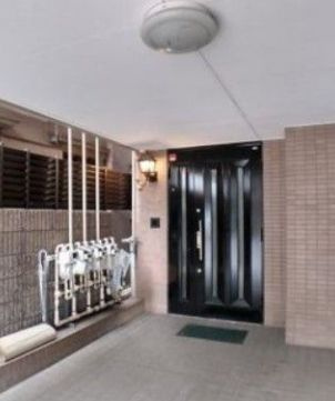 リヨンドール本郷のエントランス|落ち着いたエントランスです