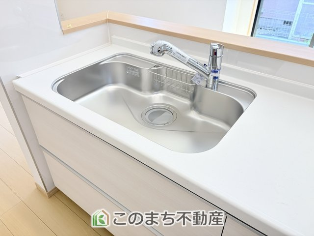 ハートフルタウン宇都宮市御幸ケ原町126番のキッチン|ビルトイン型浄水器を内蔵したキッチン水栓。お米を研いだり、野菜を洗ったりするときなど用途に応じてワンタッチで浄水に切り替えが可能です。カートリッジ式なので、フィルターを簡単に交換する事が出来ます。