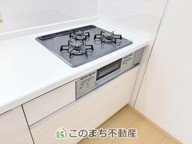 ハートフルタウン宇都宮市御幸ケ原町126番のキッチン|三ツ口コンロ採用で、同時調理もスムーズ◎！お料理を並べられるカウンター付きで、配膳・片付けをサポート！リビングで過ごすご家族とコミュニケーションを楽しみながら作業可能です♪