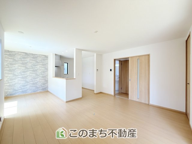 ハートフルタウン宇都宮市御幸ケ原町126番の居間・リビング|開放感のある広々としたリビング☆家族みんなでゆったりくつろげます♪
南側から暖かな日差しが差し込みます♪