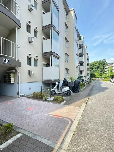 鎌ヶ谷グリーンハイツ４０号棟のエントランス