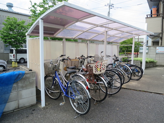 サンハイツのその他共用部分|敷地内に屋根付きの駐輪場があります♪