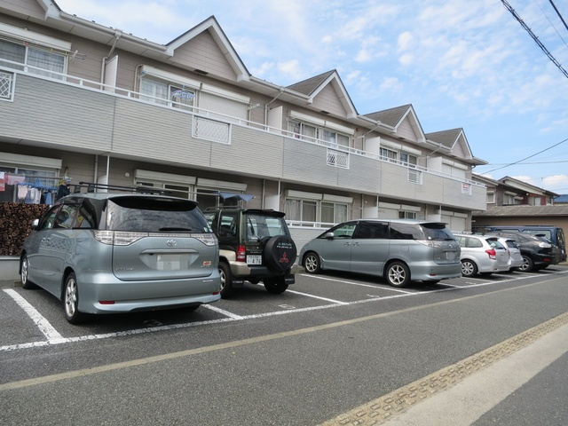 サンハイツの駐車場|敷地内に駐車場があります♪
