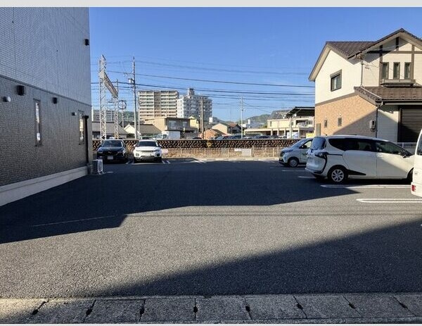 プランドール加納の駐車場