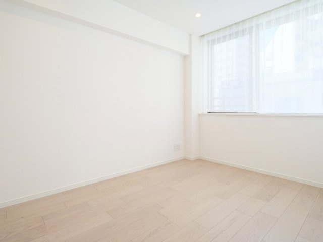 プラハ東京八丁堀の洋室|プラハ東京八丁堀：約５．１帖の洋室にはクローゼット・窓が付いております！
