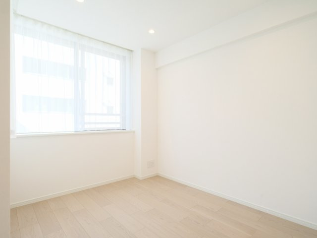 プラハ東京八丁堀の洋室|プラハ東京八丁堀：約５．０帖の洋室もはクローゼット・窓が付いております！