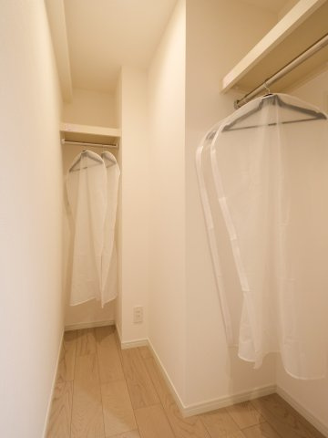 プラハ東京八丁堀の洋室|プラハ東京八丁堀：約４．１帖の洋室には枕棚ハンガーパイプが付いております！