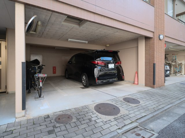 プラハ東京八丁堀の駐車場|プラハ東京八丁堀：敷地内に駐車場ございます！