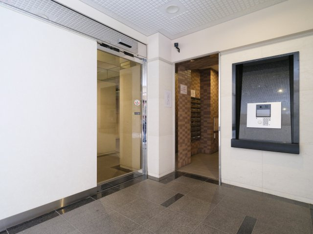 プラハ東京八丁堀のエントランス|「八丁堀」駅徒歩３分！平成１２年築・オートロック付きマンション、プラハ東京八丁堀は即日現地案内可能となっておりますので、お気軽にお問い合わせください！