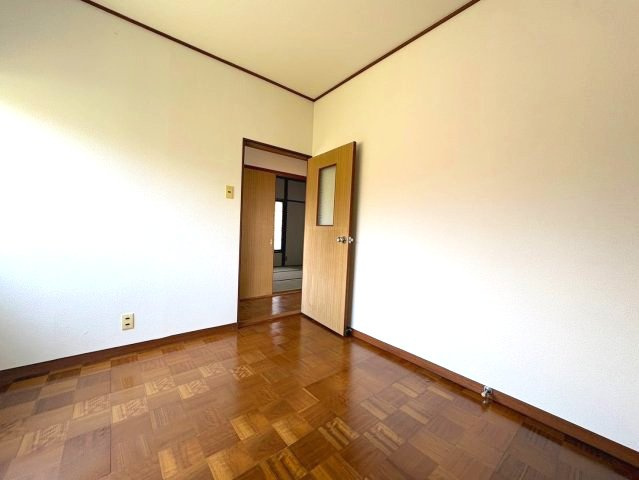 向野町戸建の洋室