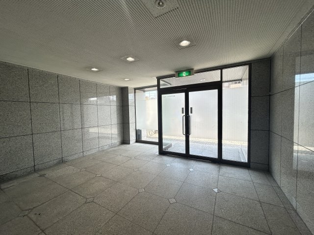 新栄プロパティー小山Ⅰのエントランス