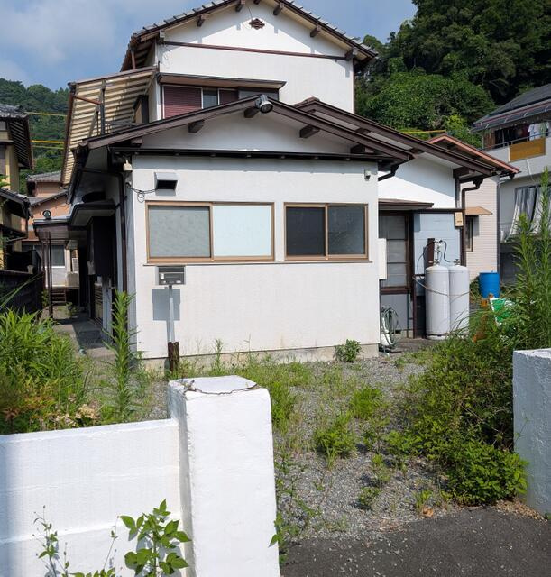 富士市岩淵の売地|東側通路の南から見た外観です