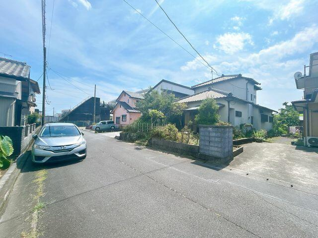 富士市森島の中古一戸建|前面道路含む外観写真。前面道…