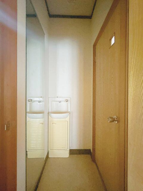 富士市森島の中古一戸建|１階トイレ横洗面台