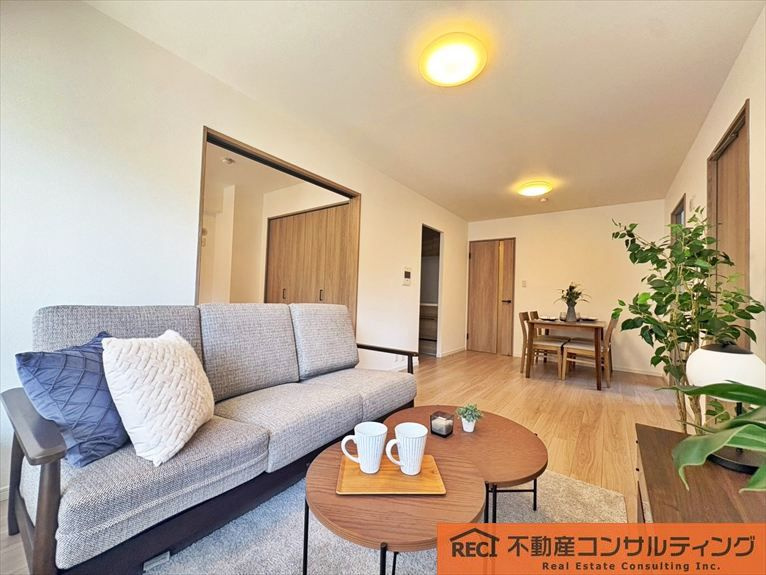 グラン・フェルティ東灘住吉川の居間・リビング|専有庭付きのため趣味も楽しめます♪
