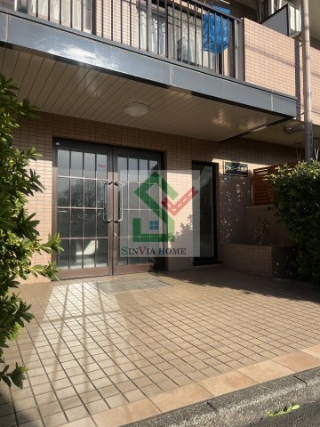 ファミーユ柳沢のエントランス