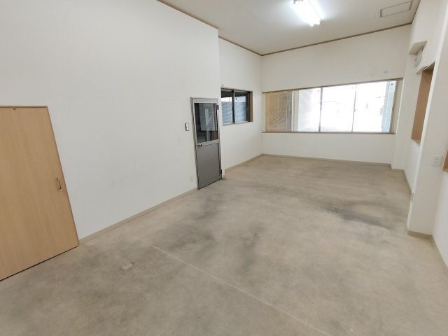 岡3丁目倉庫の内装