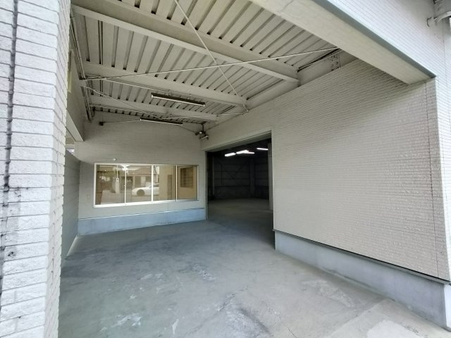 岡3丁目倉庫の駐車場