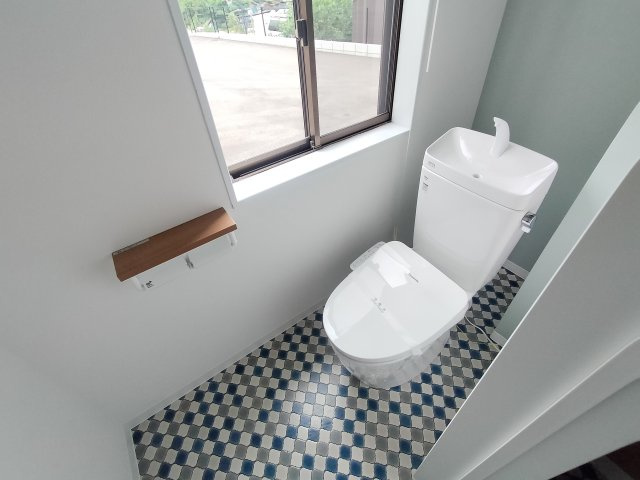 服部川戸建のトイレ