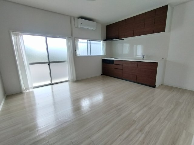 服部川戸建の内装|1階 LDK10帖