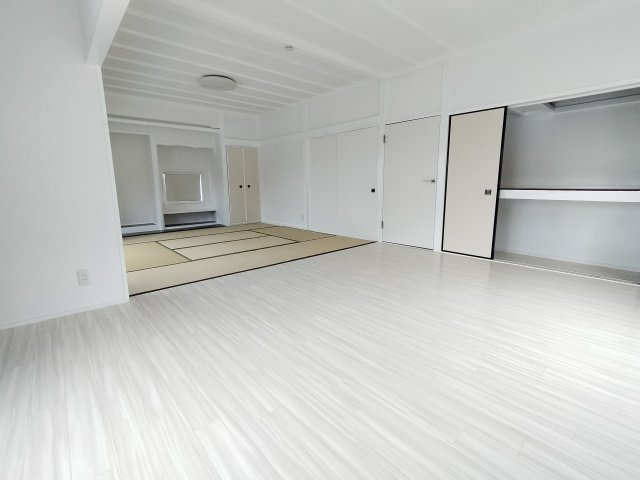 服部川戸建の内装|2階 洋室10帖+和室8帖