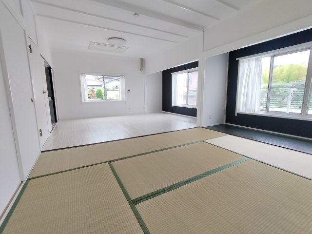 服部川戸建の内装|2階 和室8帖+洋室10帖
