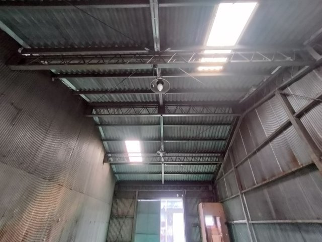 八尾高美町倉庫の内装