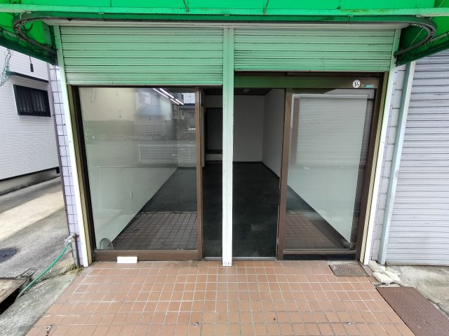 羽曳野市高鷲8丁目店舗事務所のエントランス