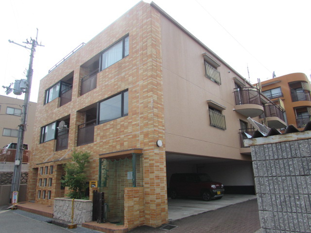 ロイヤルメゾン逆瀬川の外観