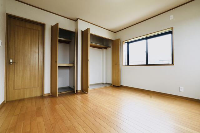富士市松岡の中古一戸建|２階の居室です。大きな収納が…