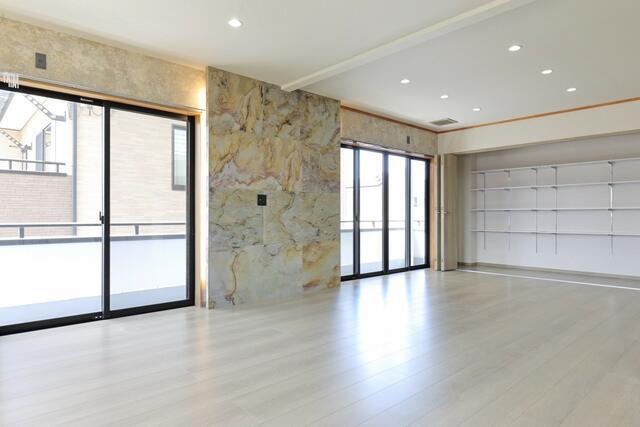 富士市松岡の中古一戸建|２１．５畳のＬＤＫです。大き…