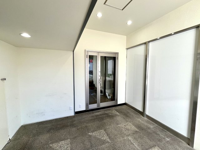 新栄プロパティー出戸の玄関
