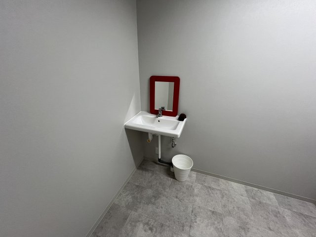 土師ノ里 KY DESIGN HOUSEの洗面所|共用手洗い