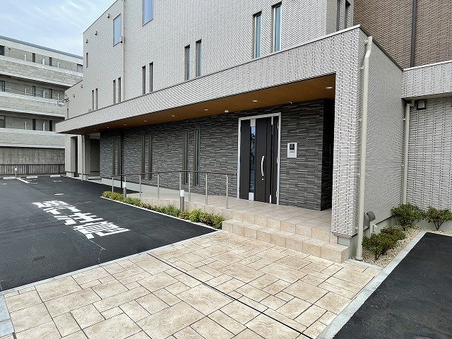 【エントランス】 | ベルメゾンFⅠ | 落ち着いたエントランスです