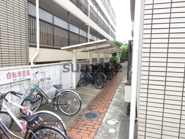 高槻市土室町の賃貸マンションの駐車場