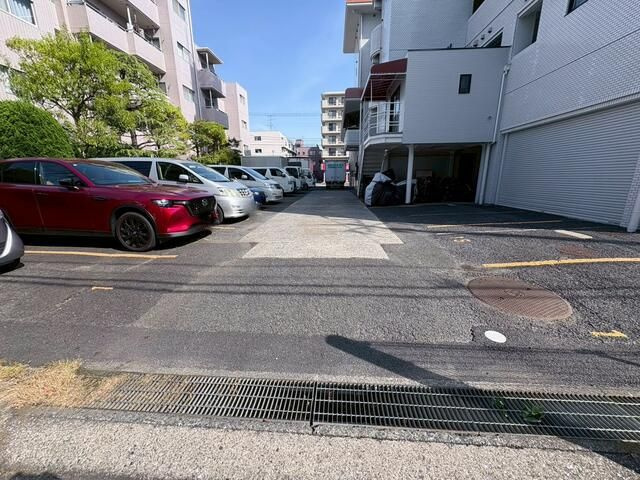 グランドール川秋の駐車場