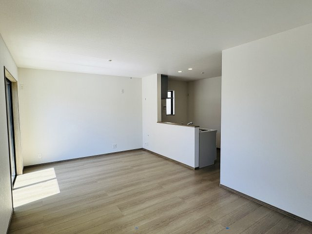 八王子市　散田町　新築一戸建て　１４期の居間・リビング|～16.18帖の明るいLDKで家族団欒の時間をお過ごしいただけます～