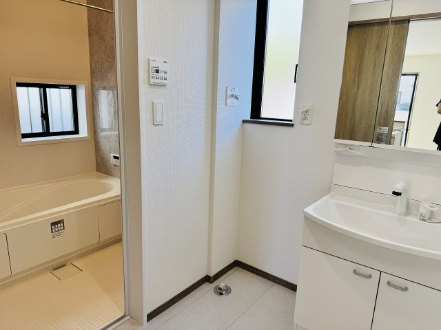 八王子市　散田町　新築一戸建て　１４期の脱衣所|～窓付きで明るい洗面所　換気もしやすいです～