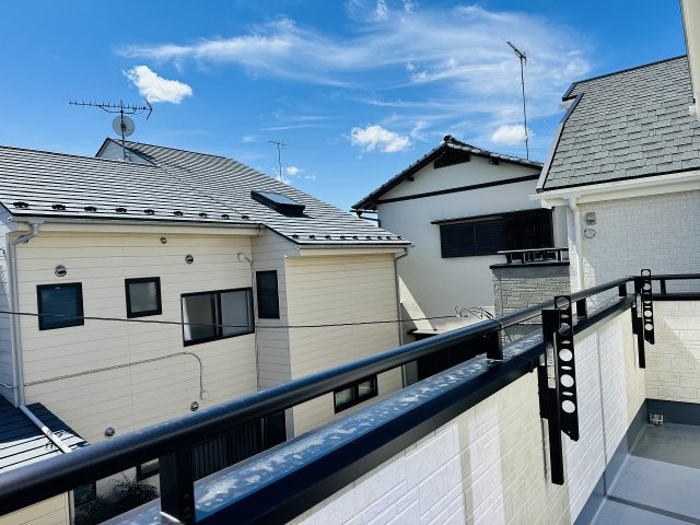 八王子市　散田町　新築一戸建て　１４期のバルコニー|～2階2部屋から出入り可能なバルコニー　陽当たり良好、洗濯物がよく乾きます～
