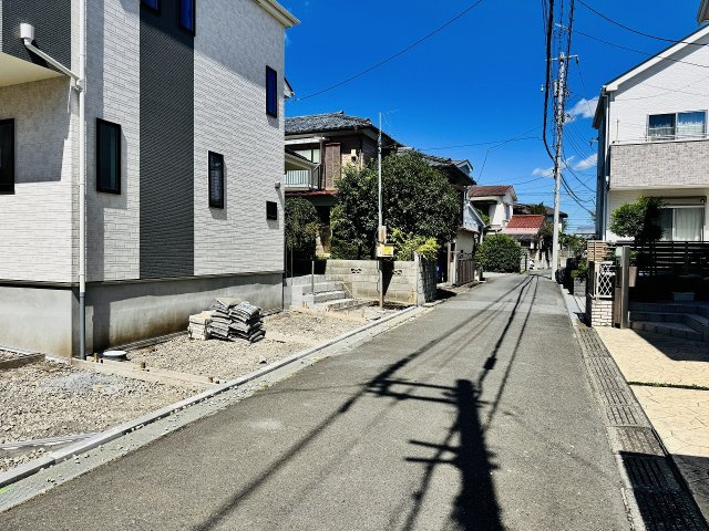 八王子市　散田町　新築一戸建て　１４期の前面道路含む現地写真|～東側4ｍ道路に面しています～