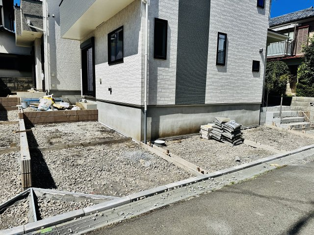 八王子市　散田町　新築一戸建て　１４期の駐車場|～L字型に2台駐車可能～