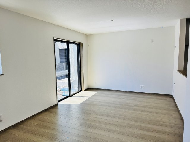 八王子市　散田町　新築一戸建て　１４期の居間・リビング|～16.18帖の明るいLDKで家族団欒の時間をお過ごしいただけます～