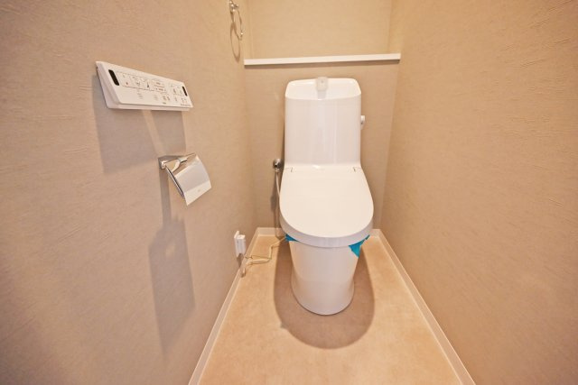 ユニ・アルス新大阪WESTのトイレ|一年を通して快適に利用できるウォシュレット付トイレです。