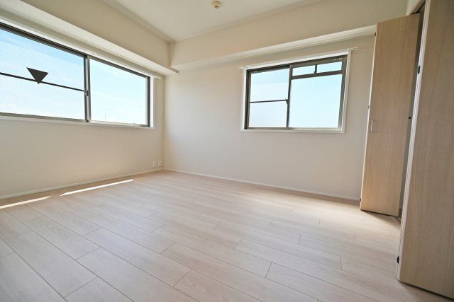 ユニ・アルス新大阪WESTの寝室|洋室約6.3帖
主寝室想定のお部屋です。リビングに隣接しており、扉を開放すればリビングと一体利用ができます。