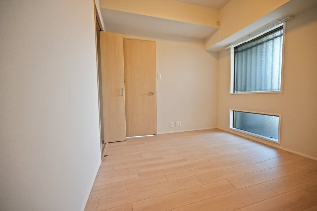 ユニ・アルス新大阪WESTの子供部屋|洋室約5.6帖
玄関横の子供部屋にぴったりのお部屋です。