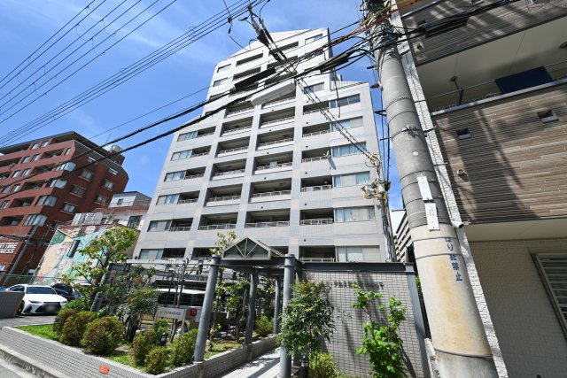 ユニ・アルス新大阪WESTの外観|大阪メトロ御堂筋線「西中島南方」駅徒歩13分、2026年7月リフォーム済物件です。開放的な10階部分、南西角住戸をぜひ現地で確かめてみて下さい。見学をご希望の方はお気軽にお問い合わせください。