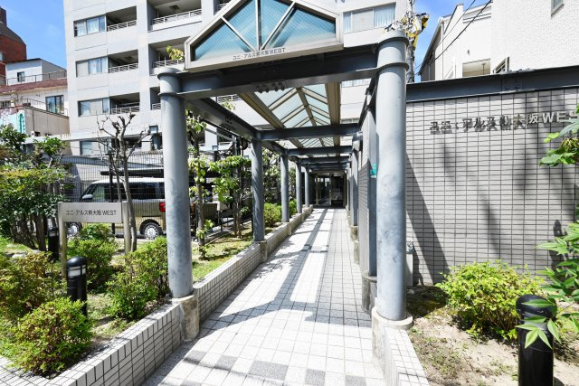 ユニ・アルス新大阪WEST|マンションの入り口、エントランス部分です。
