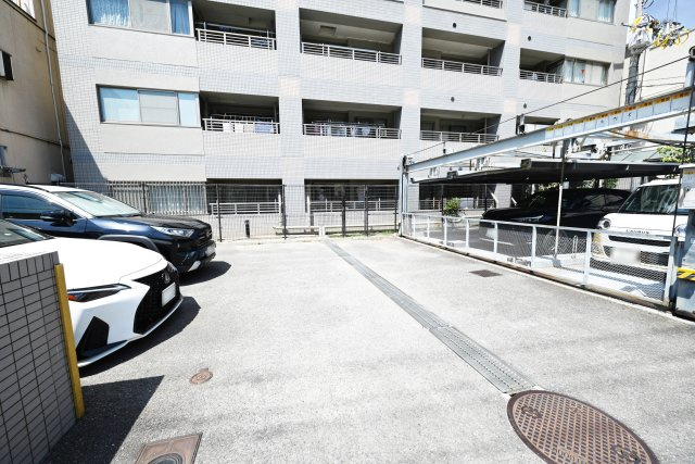 ユニ・アルス新大阪WESTの駐車場|敷地内には駐車場もあります。
