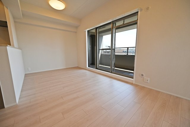 ユニ・アルス新大阪WESTの居間・リビング|家具の設置がしやすい形状のリビングダイニングなので、実際にダイニングテーブルやソファーを置いたイメージができるのが◎